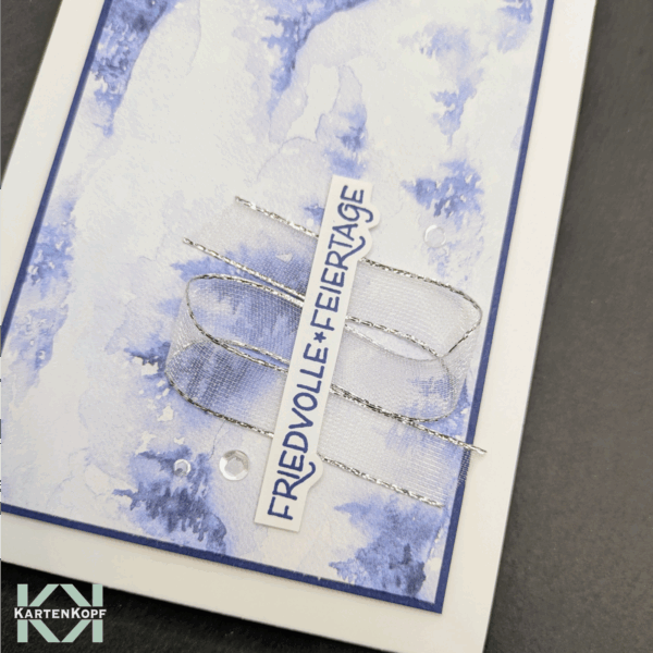 Detail Weihnachtskarte mit Schleife und Silberband – handgemacht