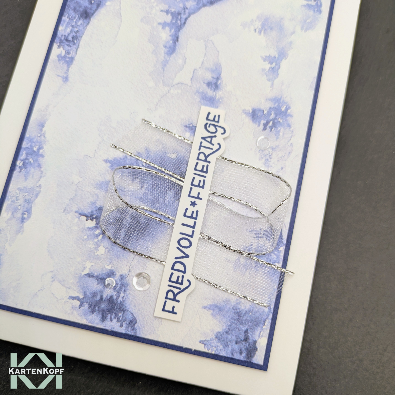 Detail Weihnachtskarte mit Schleife und Silberband – handgemacht