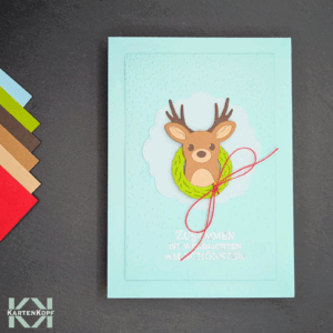 Rentier Weihnachtskarte aquamarin mit Kranz und Kordel