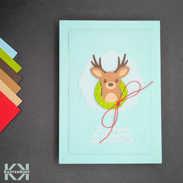 Rentier Weihnachtskarte aquamarin mit Kranz und Kordel