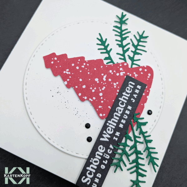 Detail roter Tannenbaum mit Sprenkel und Zweigen